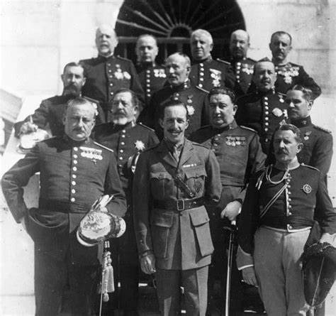Alfonso-XIII-con-los-miembros-del-Directorio-Militar-de-Primo-de-Rivera-en-1923