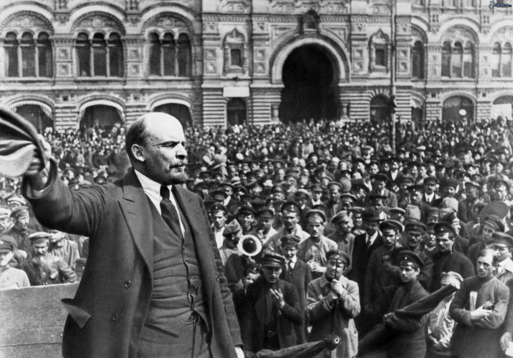 Lenin-hablando-a-ala-gente-en-1917
